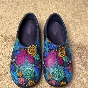 Crocs Girls Abstract Pattern Dual Comfort Waterproof Shoes Size 4